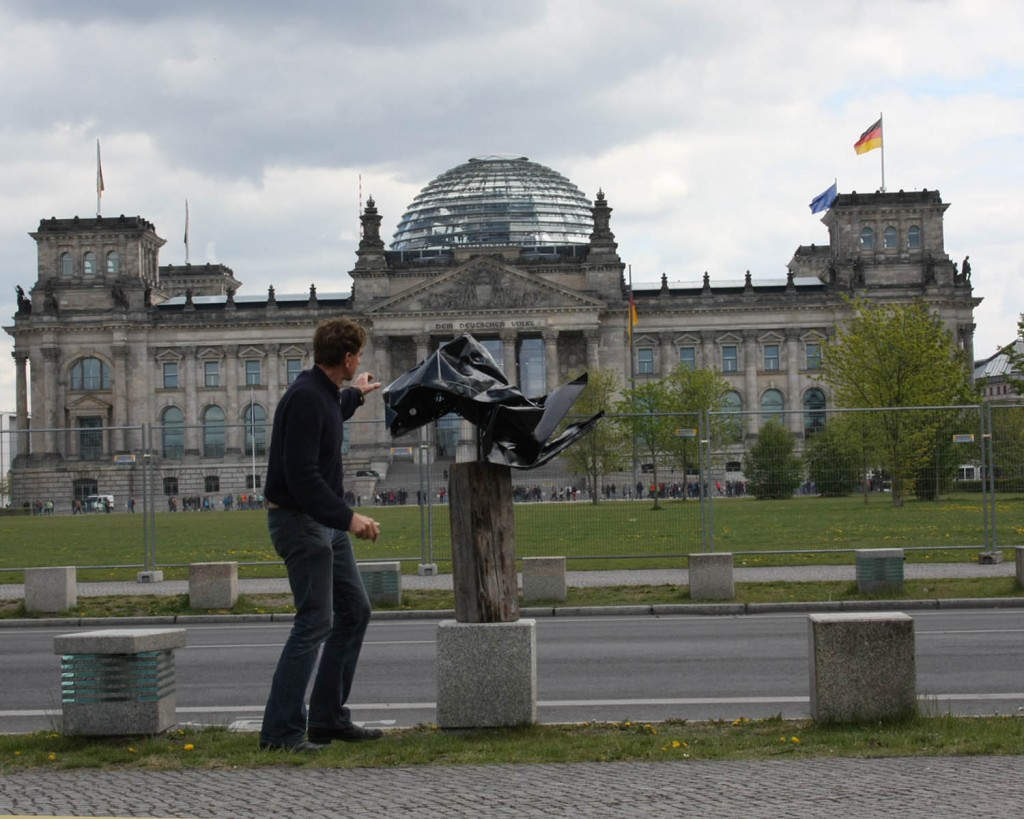Torsten Schlüter, "GEMINUS", vor dem Berliner Reichstag, Projekt "Deutschland unter der Haube", Motorhaube VW Golf , Wanderausstellung, 2014-2020, 160x100x80cm, 2015