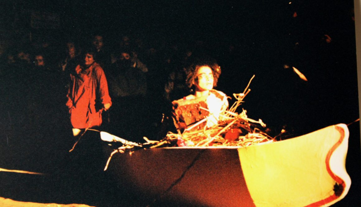 Torsten Schlüter, Installation "Die Bootschaft" und Performance "Tulipamwe", Szene mit Oxana Chi, Kunstfest Weimar, 1997
