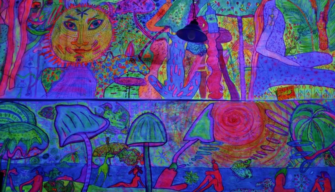 Torsten Schlüter, "New Flower Power", 1999, Flureszierende Farben auf Stoff, 360x80cm