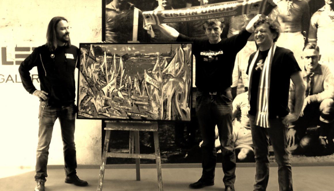 Torsten Schlüter, Präsentation "Alte Försterei-Fahnenmeer", Öl auf Leinwand, 2011), Projekt von Ampelmann AG und Torsten Schlüter, Erlös zur Förderung der Nachwuchsarbeit des 1.FC Union, 66 numerierte Leinwanddrucke mit Zertifikat, v.l. Christian Arbeit (Stadionsprecher), Torsten Schlüter, Markus Heckhausen (Ampelmann AG), 2014